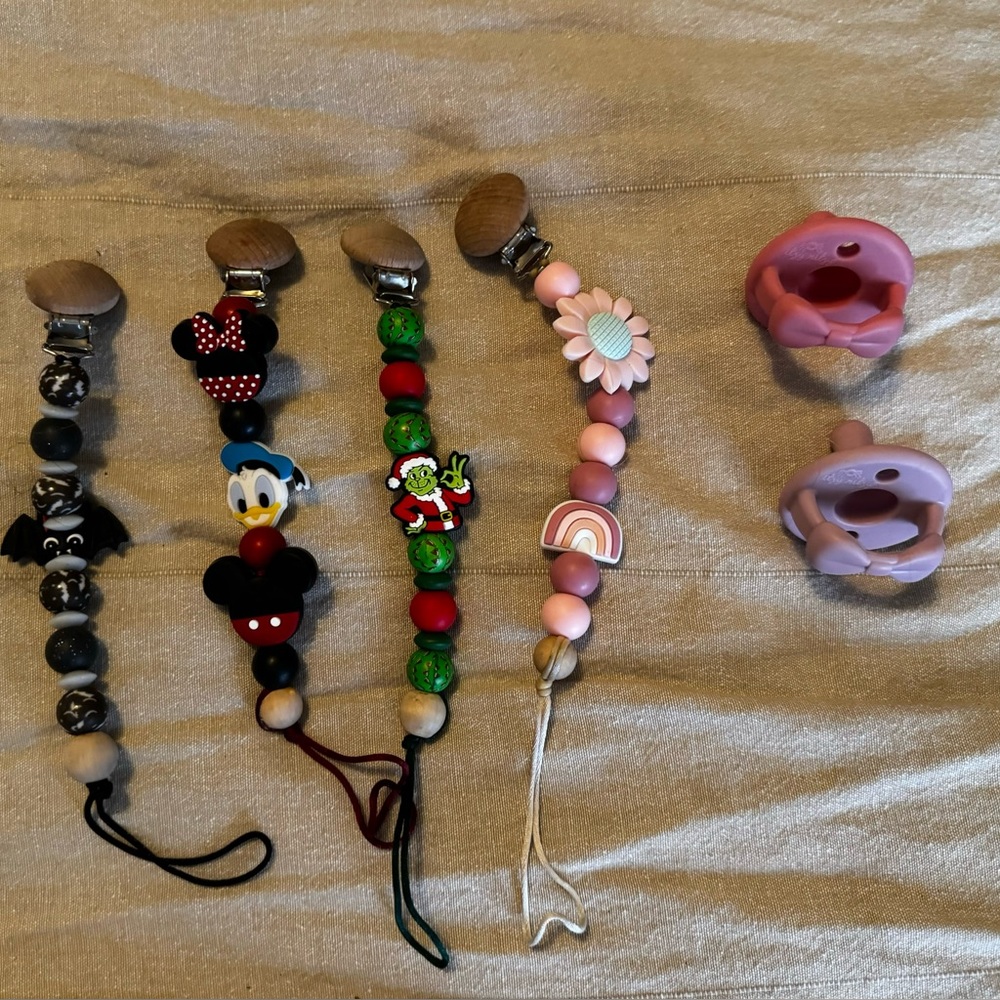 4 passifier clips and two pacifiers grinch Mickey Halloween Christmas Donald